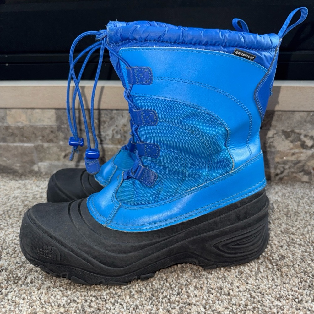 The North Face Big Kids Size 7 Blue and Black Winter Boots EUC